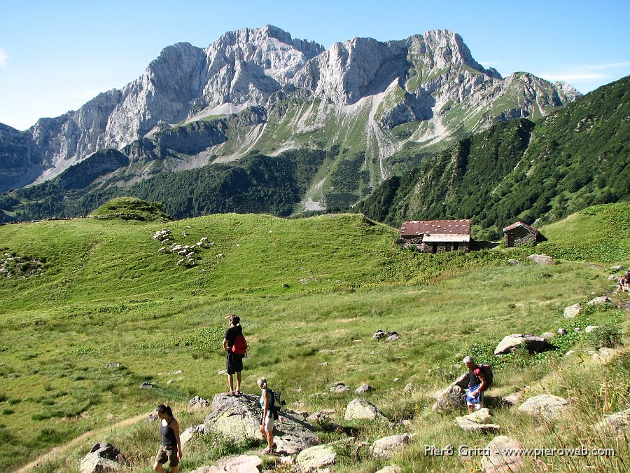 Valcorte 049.jpg - Baita Corte di mezzo con splendida vista verso l'Arera e la Corna Piana